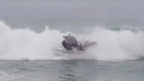 8 Massive Waves - eat Small Boats,ships