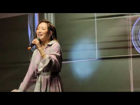 公司尾牙 - 閻奕格演唱