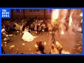 花火が飾りに引火し天井が急速に崩れ落ちた イラク結婚式場の火災で死傷者は少なくとも300人 花火引火か TBS NEWS DIG 花火が飾りに引火し天井が急速に崩れ落ちた イラク結婚式場の火災で死傷者は少なくとも300人 花火引火か TBS NEWS DIG