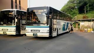 旅館の細く急な坂道を下り、転回し駐車する大型観光バス 日野セレガ Bus Turning round RYOKAN Parking.