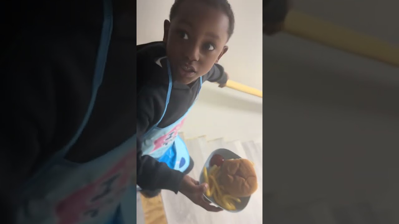 Джуниор готовит папиную еду 