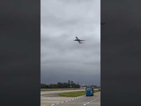 A Flybondi Boeing 737-800 struggled to land at Buenos Aires in strong crosswind