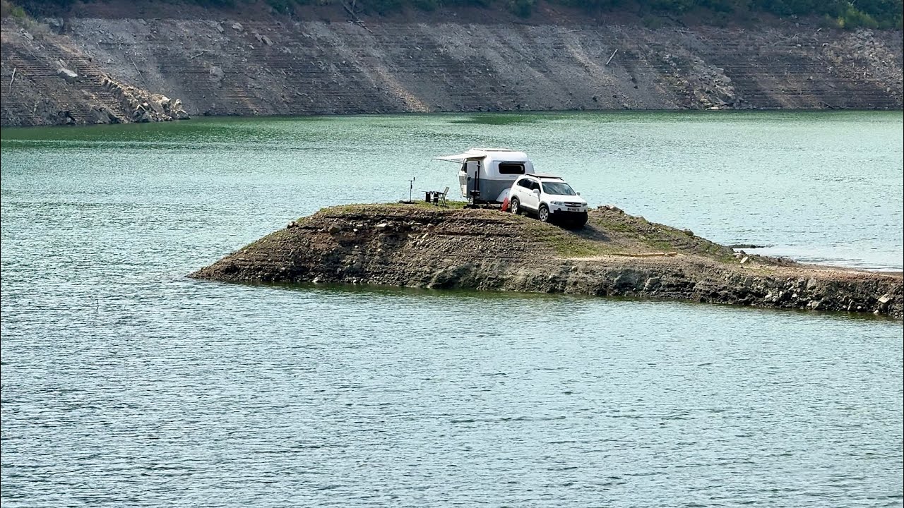 МЫ РАЗбили лагерь на необитаемом острове.