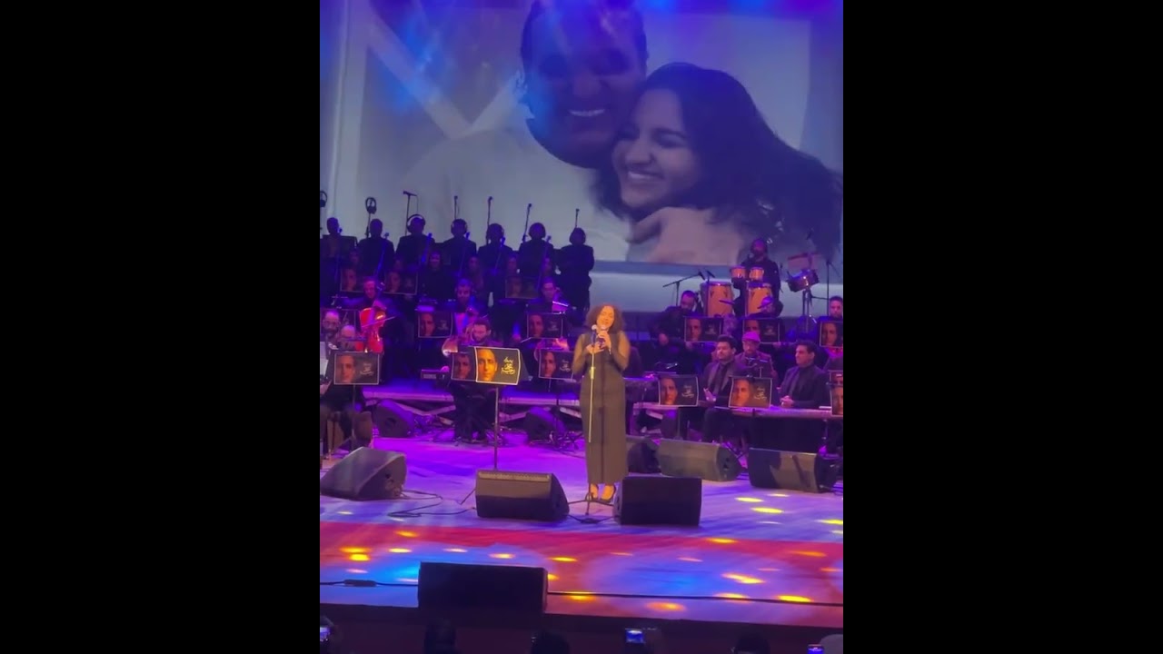 بكت وابكت الجمهور .. بنت محمد رحيم تبكي على المسرح  بحفل تكريمه.. وتكشف شهامة تامر حسني