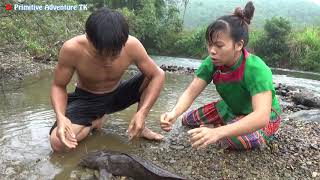 Survival skills - Primitive skills arrange rocks and catch catfish by the stream - Build Fish Trap