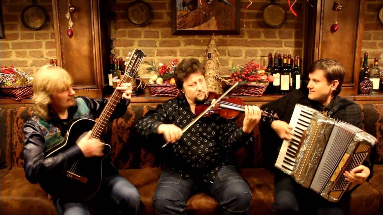 Еврей анимация. Еврейский клезмер. Древнееврейская гитара. Еврей играющий на скрипке. Еврейская гитара.