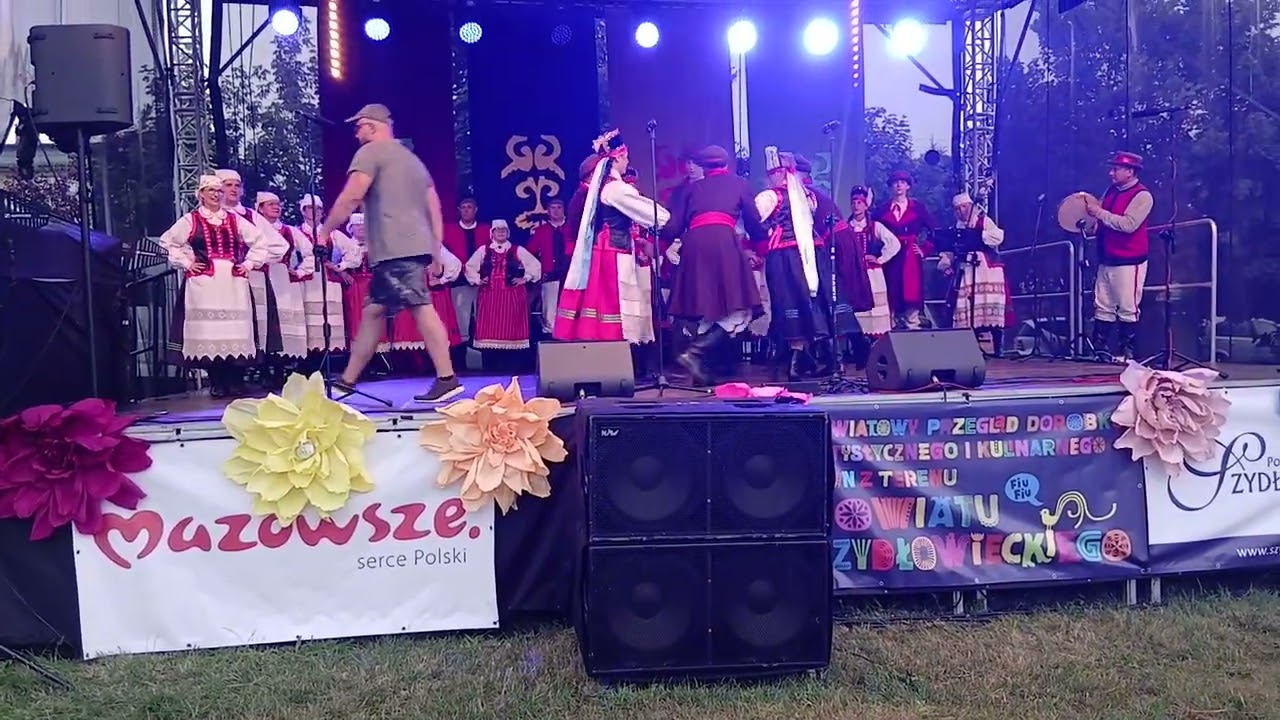 Fantastyczny klimat i wspaniała ludowa muzyka kapeli z przytupem.