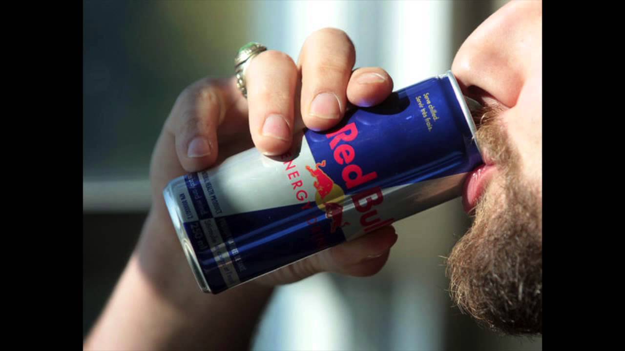 Энергетики без кофеина. Red bull. Энергетики редбул. Пьет ред Булл. Девушка пьет ред Булл.