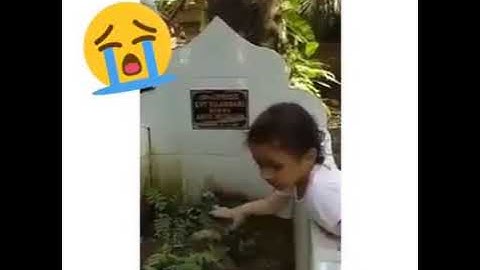 Bé gái đứng trước mộ liên tục gọi người mẹ đã khuất