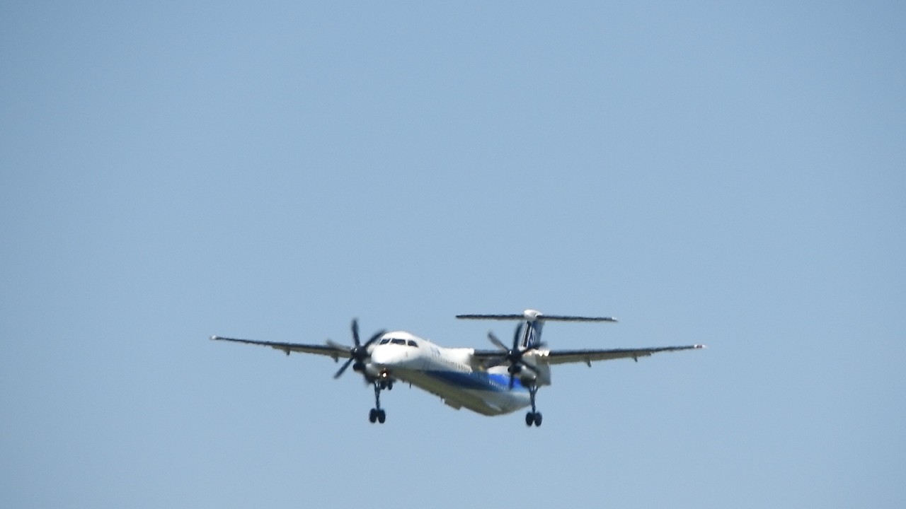 全日空ANA Bombardier DHC-8-402Q Dash 8 JA853A 青森空港着陸 - YouTube