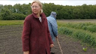 Мы на огороде,посадили помидоры.Живём селе и постоянно все в делах.Про солнечную батарею подробно.