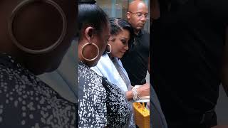 MRS. PATTI LABELLE SIGNS AUTOGRAPHS FOR FANS #pattielabelle #tmz #siriusxm #trending