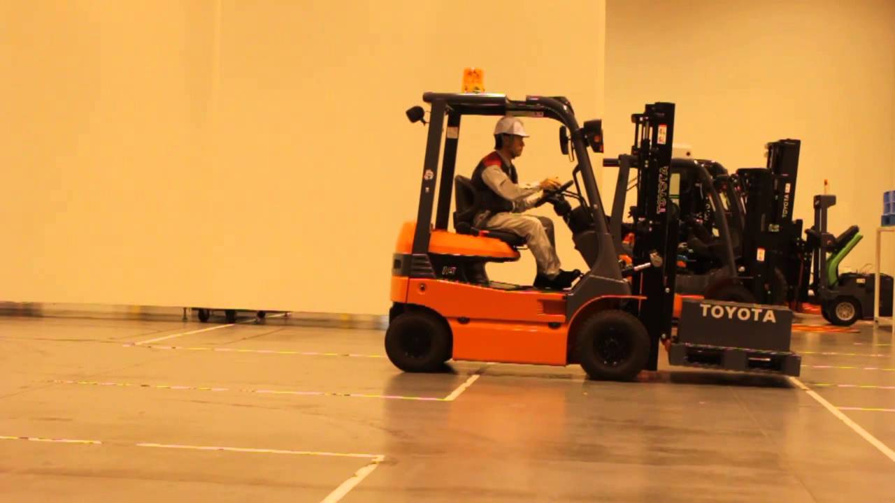 働くクルマ 大集合 フォークリフト 倉庫 工場で活躍するクルマ トヨタ自動車のクルマ情報サイト Gazoo
