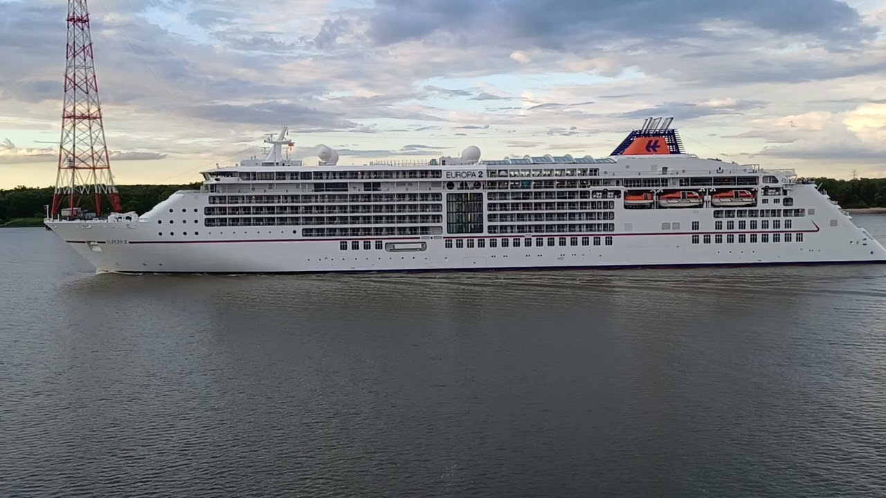 MSC Preziosa überholt MS Europa 2 in Hamburg #elbe #msccruises #mscpreziosa #hamburg