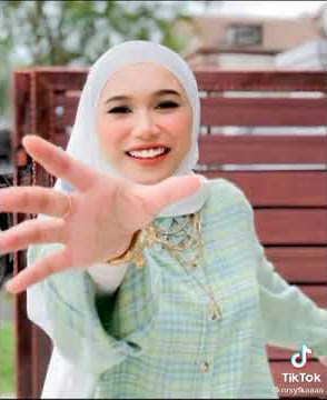 GADIS BAJU MERAH VERSI IMAN TROYE