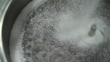 Demo of Vibroscreen Vibratory Screener with Kleen Screen Anti-Blinding Device Screening Wax Powder