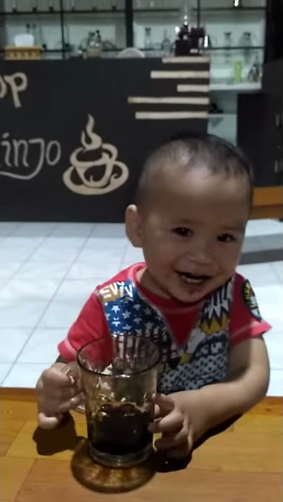 Anak kecil lagi ngopi. Lihat ekspresinya