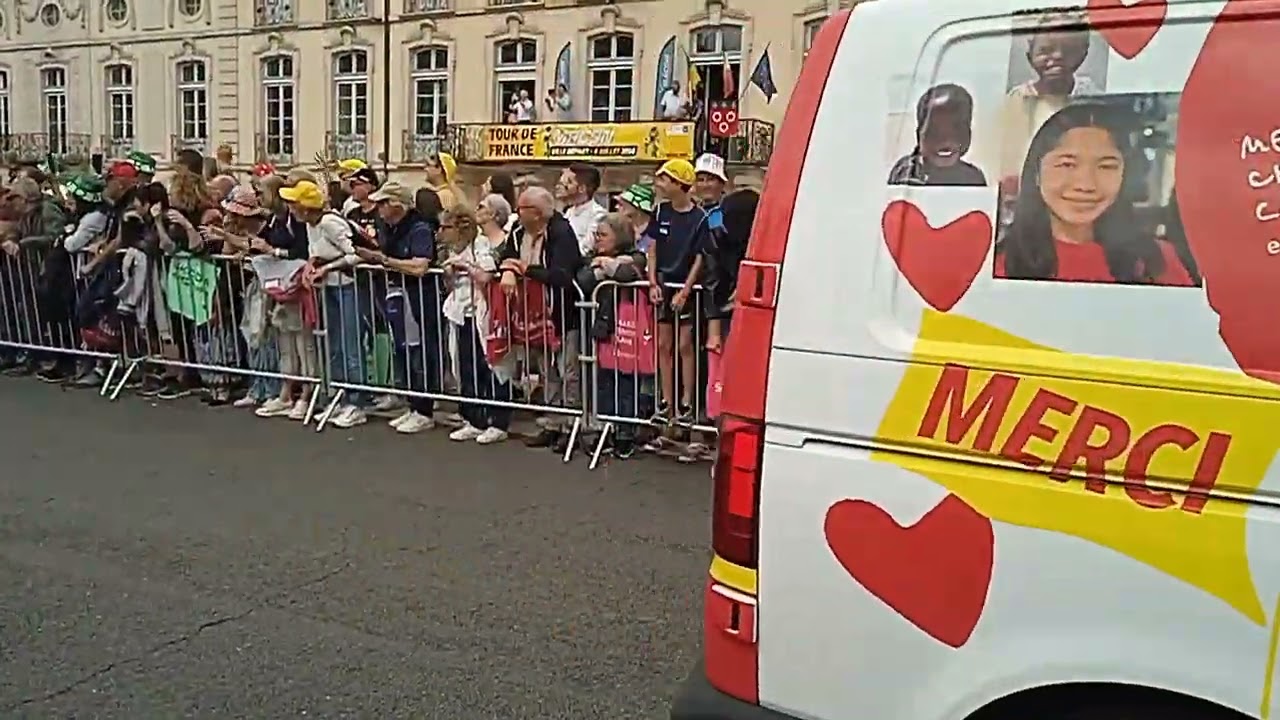 Tour de France Mâcon  4 juillet 2024 passage caravanes partie 1