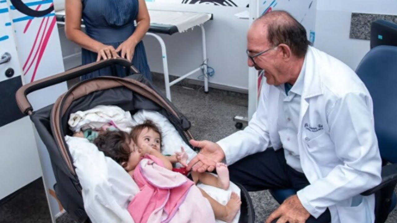 Rührend: Einjährige siamesische Zwillinge wurden getrennt und erhielten ein neues Leben.