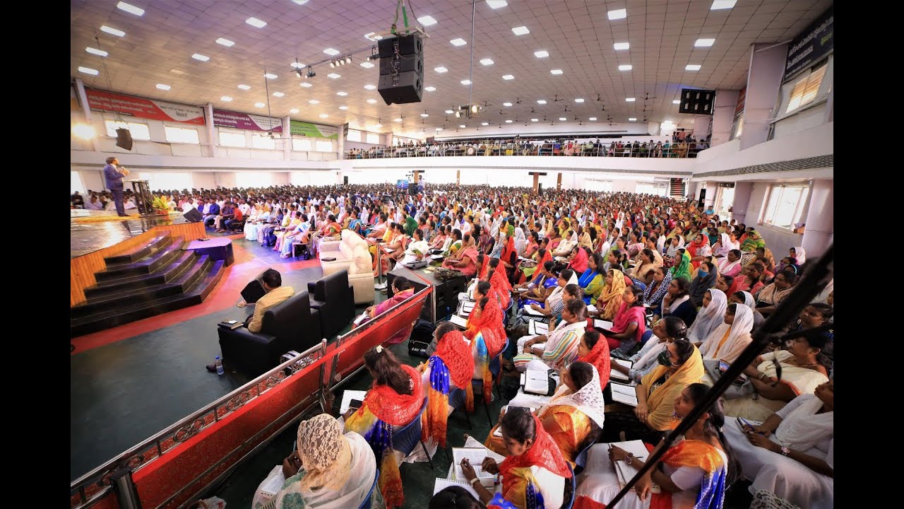 man-of-god-dr-john-wesly-garu-praying-for-every-one-at-christ-worship
