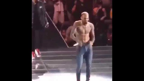 chris brown dancing on stage with usher while fans singing along