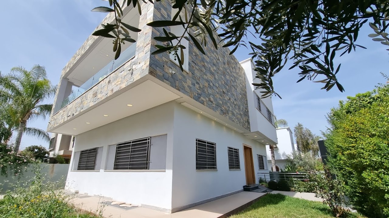 فيلا فخمة بواجهتين للبيع بفاس طريق ايموزار قرب مصحة الكوثر VILLA À VENDRE À FÉS