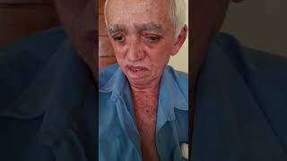conversando com papai para tirar meia do pé