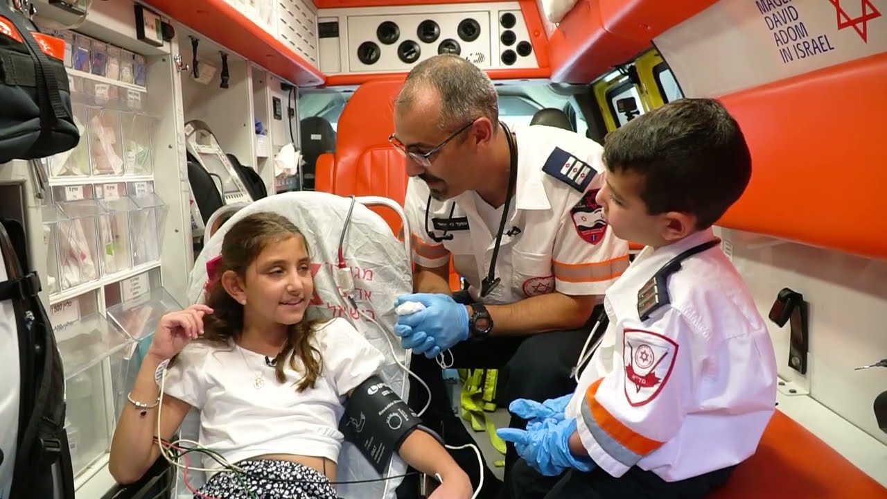 اندرو واخته نور زاروا والدهم اسعد بشغله ليتعرفوا عن قرب على شو بيعمل الباب لما بيروح على الشغل.