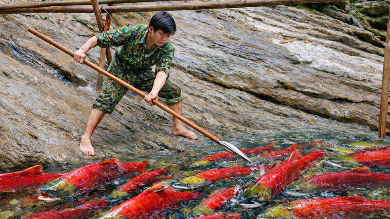 Solo Wilderness Survival: Tracking Wild Chickens, Setting Traps & Night Fishing