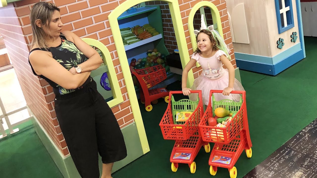 Мама и дочка играют на рынке парка игрушек 03