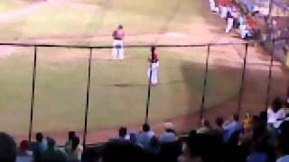 Kit Taylor bailando en el estadio de los Tiburones de Granada.