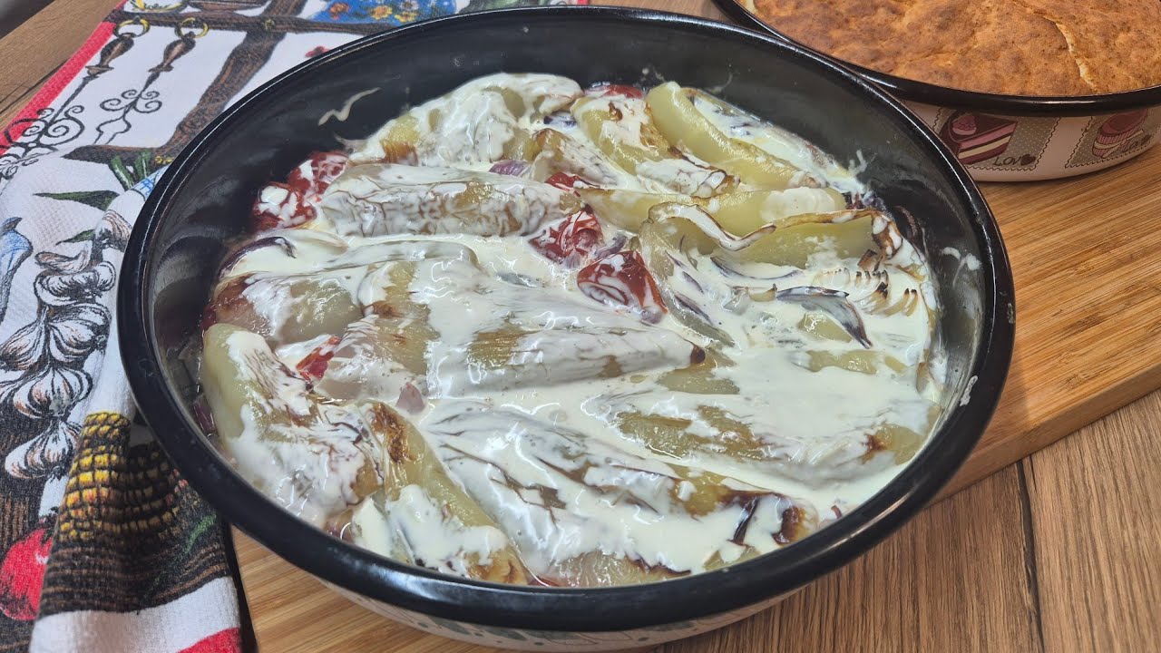 PAPRIKE U KAJMAKU I VRUĆA POGAČA-skroman,brz i ukusan obrok👌