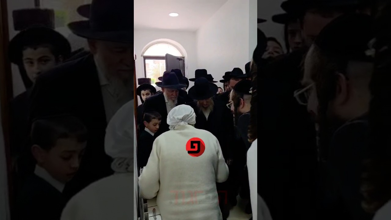 המשגיח רבי דן סגל הגיע לביקור חג אצל האדמו״ר מראחמסטריווקא בכניסה פגש את אימו של האדמו״ר,שבירכה אותו