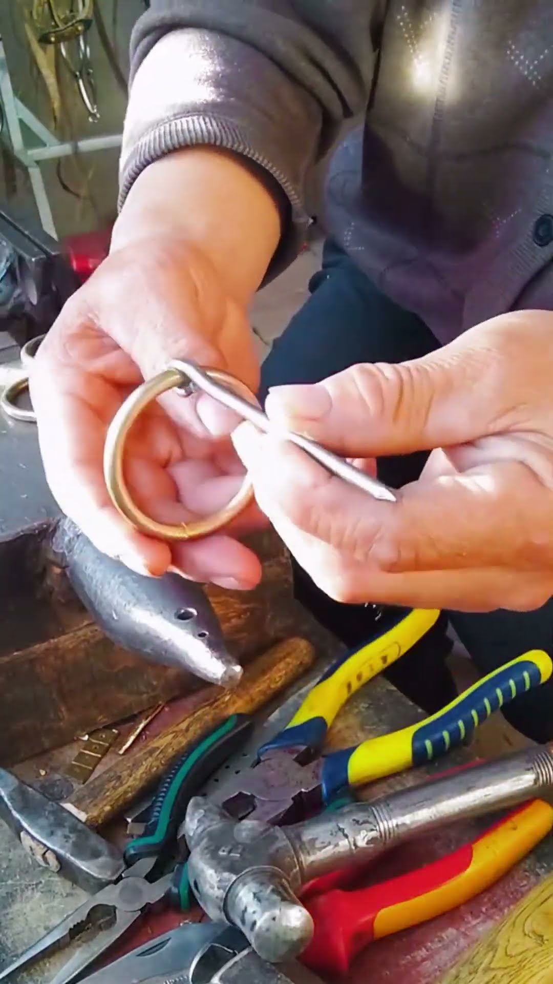 Process of making round hole belt buckle