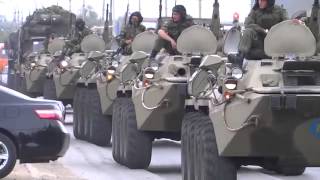 По Пугачеву проезжает военная техника  БТР на улицах