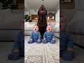 【シンクロ】双子が遠吠えポーズをとったら、ラブラドールも完全に真似して全員固まった瞬間🤣🐕 #shorts #双子 #赤ちゃんと犬 #ラブラドール #赤ちゃんのいる生活