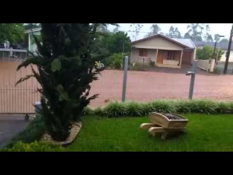 Rua vira rio após chuva em Monte Alverne