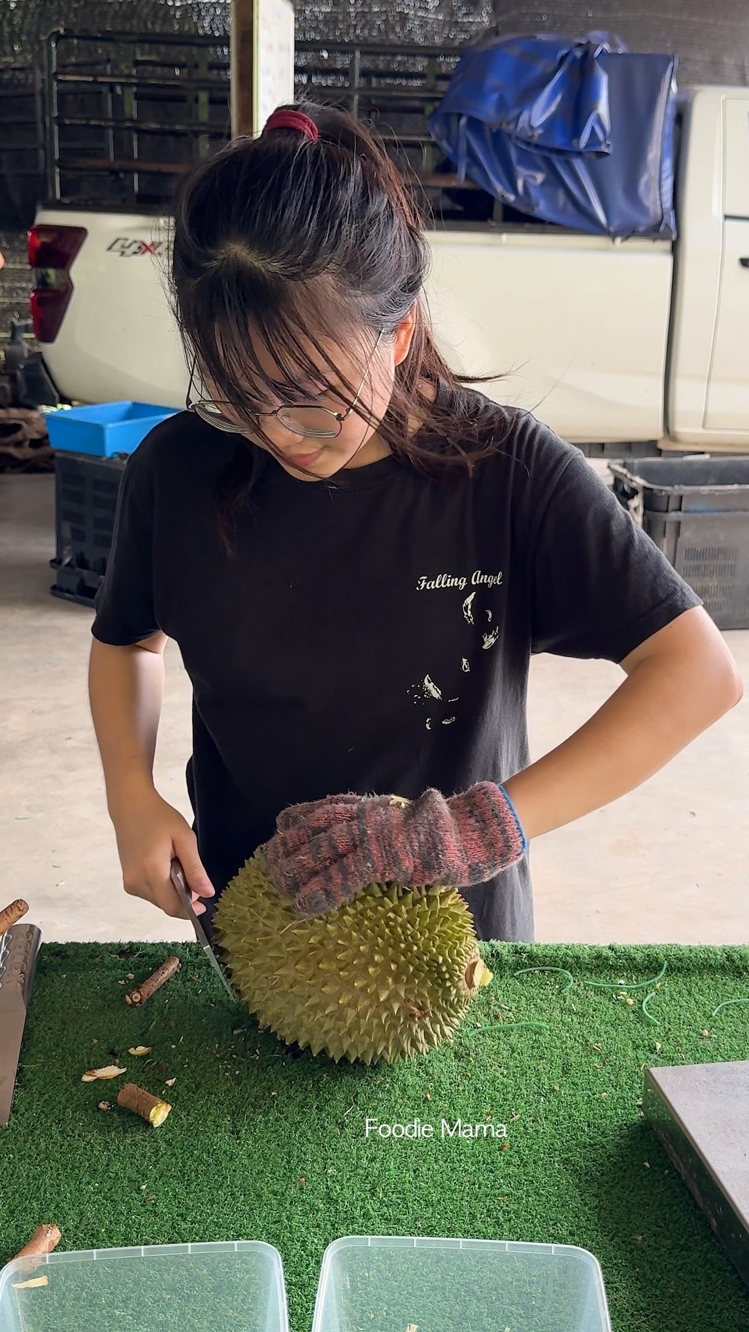 Week 3 Beginner Girl Durian Unboxing Skills - Fruit Cutting Skills