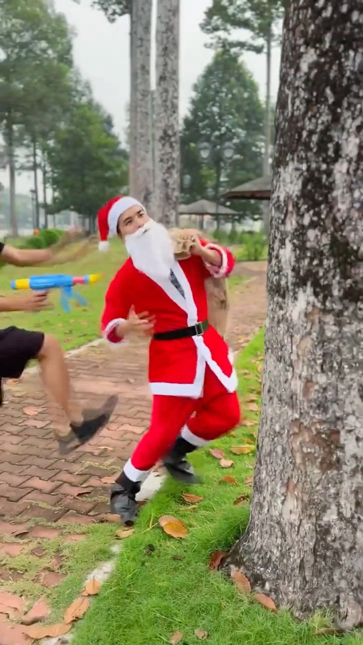 SH - Tên trộm cải trang thành Ông Già Noel || Thief disguised as Santa Claus #shorts