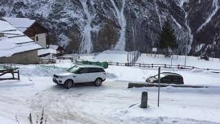 Fiat Panda vs Range Rover on snow