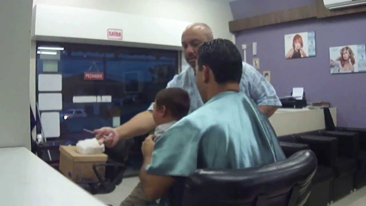 criança chorando para não cortar os cabelos