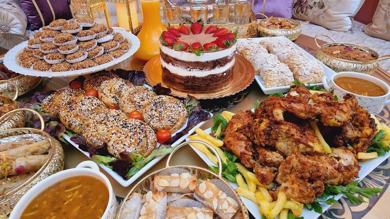 ايوة هانا يالالة🤷‍♀️كلشي ساهل ماهل👌المالح والحلو من عجينة وحدة فطور وسحور😋وحليوة روعة لعيد بلا فران