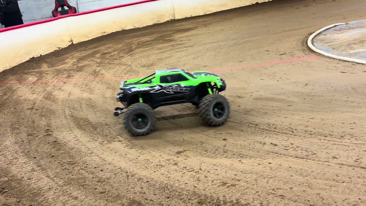 Xmaxx ripping a small dirt oval 