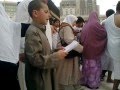 الصبي عمر أسامة محمد صادق ودعاء اثناء الطواف حول الكعبة المطهرة 2012