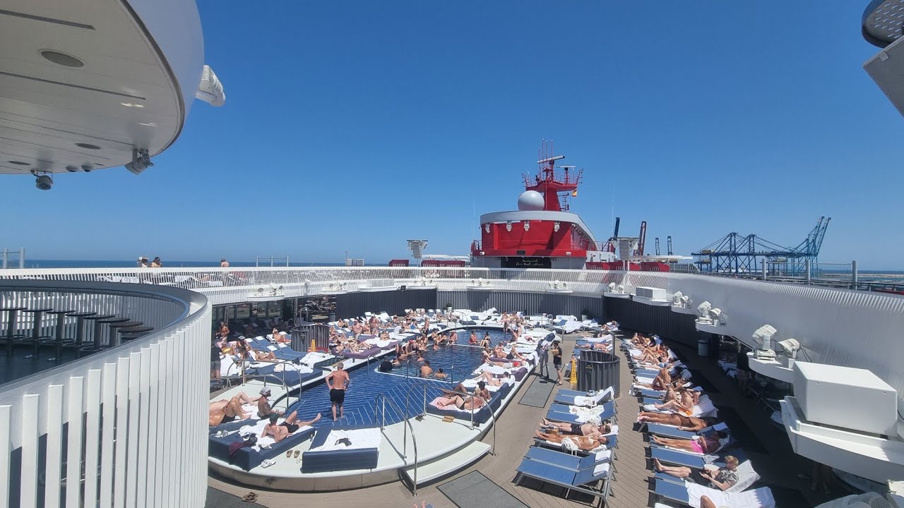 Piscina central del Valiant Lady en Valencia🛳❤️