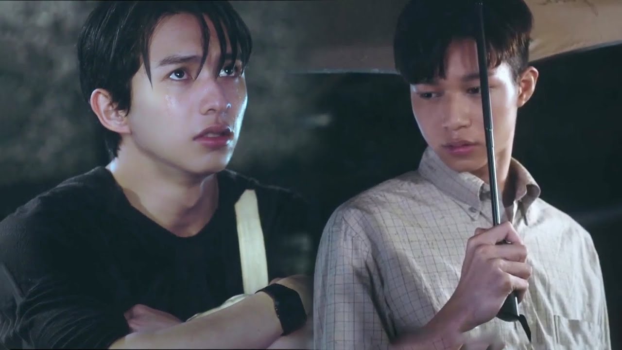 學弟蹲在路邊淋雨，怎料下秒學長出現幫他打伞，學弟對他一見鍾情，從此愛上他！