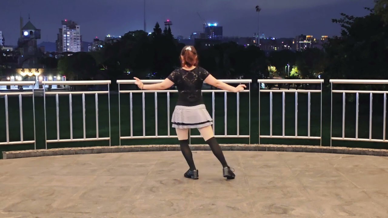 越南舞曲80年或100年-(背面示範)-舞序:停8拍，前奏，前舞(2X8+4拍)，1.2.3.4，間奏，前舞(4X8+4拍)，1.2.3.4，間奏，前奏。