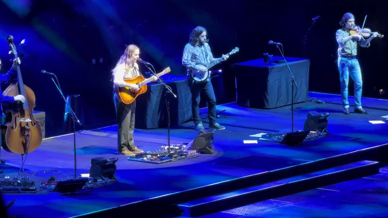 Billy Strings - KFC Yum Center Louisville, KY 12/6/2025 (Set 1 FULL - 4KHD)