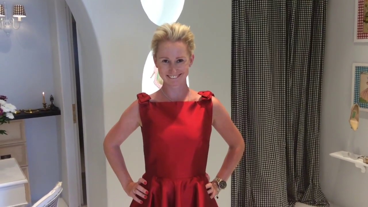 Best Things to do in Santorini - Shopping Girls in Oia - Fashion Vassilis Zoulias