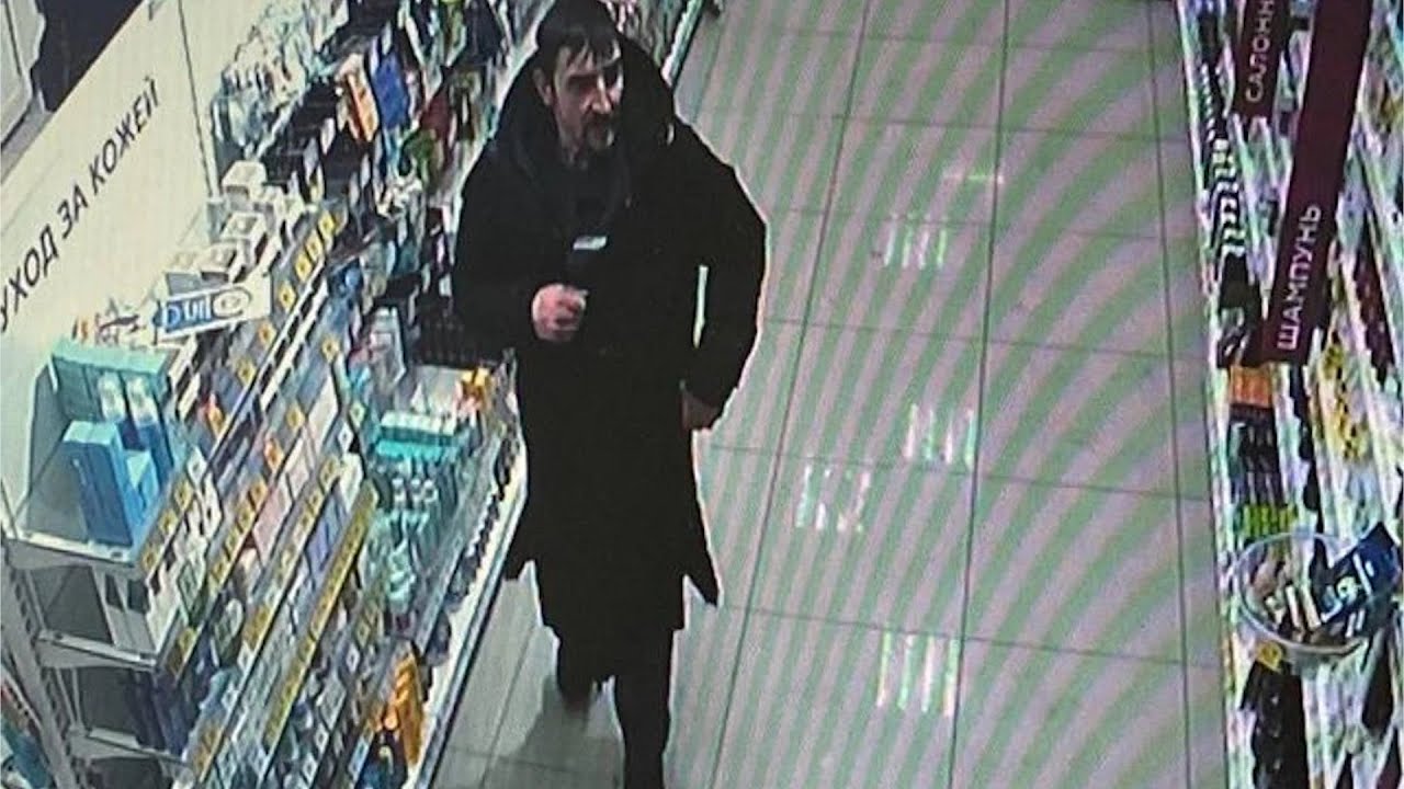 Брутал под камеру тырит парфюм - YouTube